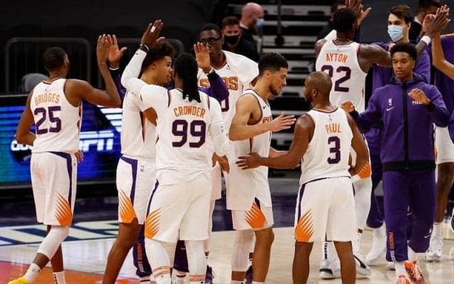 サンズが公式戦9連勝！ ポールとブッカーが終盤にジャンパーを沈めてマブスを撃破