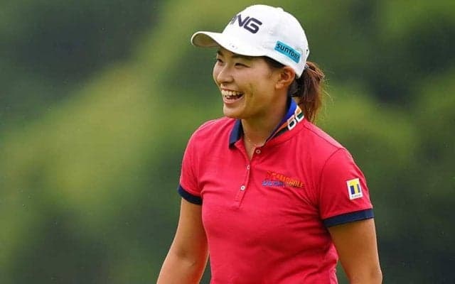 【名珍場面2020】渋野日向子が南国ビーチで…ゴルフ仲間らと“ワンピース風”絆写真に反響6万超