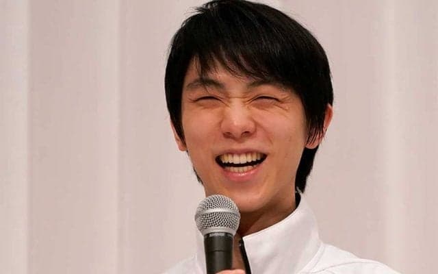 【名珍場面2020】羽生結弦がクールな探偵風に…バンケットの1枚に海外喝采「ホームズみたい」