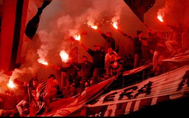 暗闇が真っ赤に染まる！首位で年越しのミランサポが段違いの祝福！