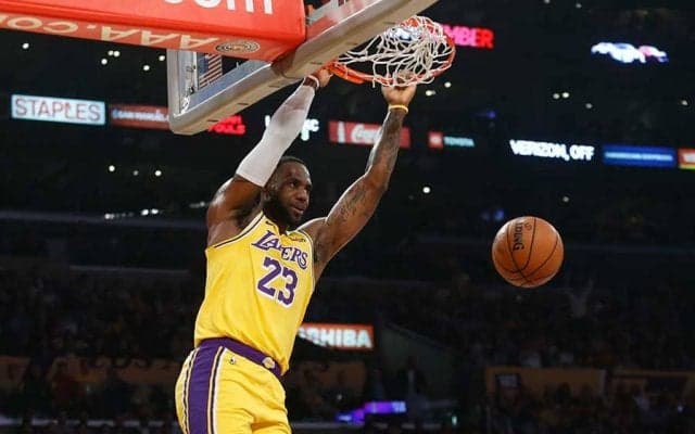 「史上最高のクリスマスCMだ」　NBA選手が“神演奏”した名作動画、今年も米話題に