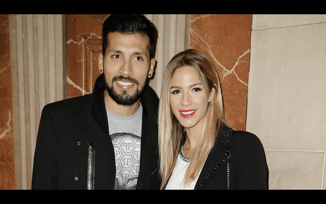 元バレンシアDF “熱烈キス・ダンス”で妻と幸せなクリスマスを過ごす