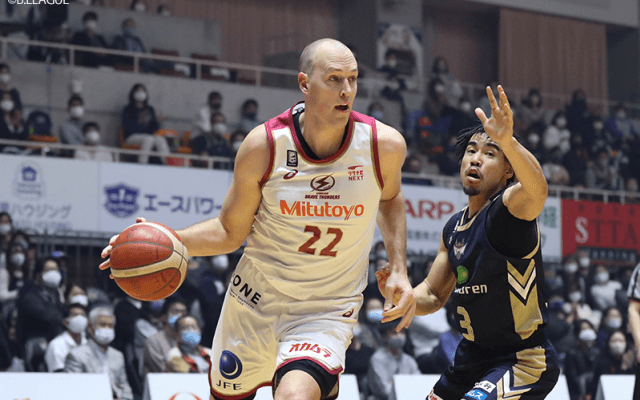 ファジーカスが36得点をマークした川崎ブレイブサンダースが敵地で先勝、琉球ゴールデンキングスは岸本隆一を中心とした追撃も一歩及ばず