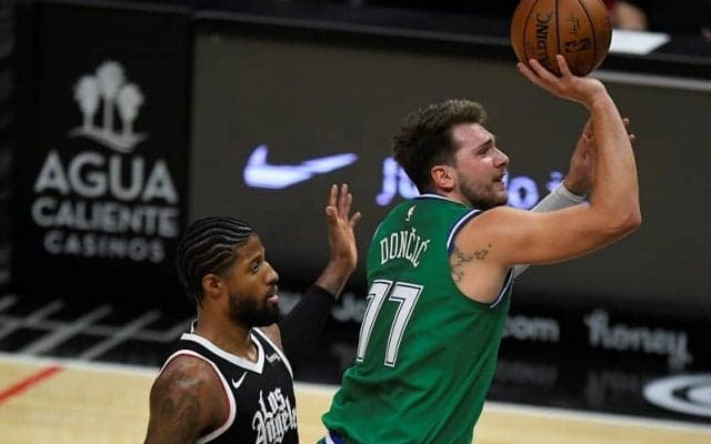 ドンチッチ率いるマブスが前半でクリッパーズに“歴史的な大差”をつけて今季初勝利