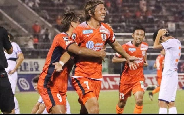 J2で21位と低迷の愛媛が今季加入のMF横谷繁ら大量18選手と契約更新を発表