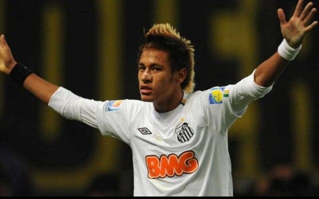 サントス時代のネイマールが、ハーフウェイラインから単騎で相手を抜き去って決めたソロゴール【インクレディブル・ゴールズ】