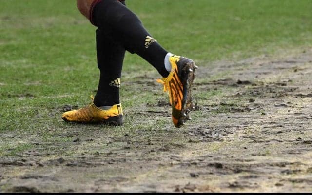 【サッカー迷珍場面】もはやコント!大嵐の中、超劣悪ピッチでサッカーをしてみた結果が悲惨