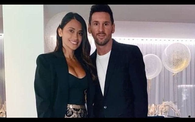 メッシの2021年の願い...妻アントネラと情熱キスで新年を祝う