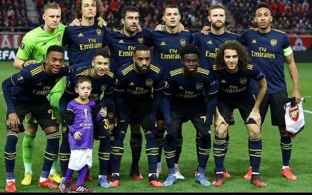 【サッカー迷珍場面】アーセナルの試合前集合写真に“12人目”? 迷子のエスコートキッズが飛び入り