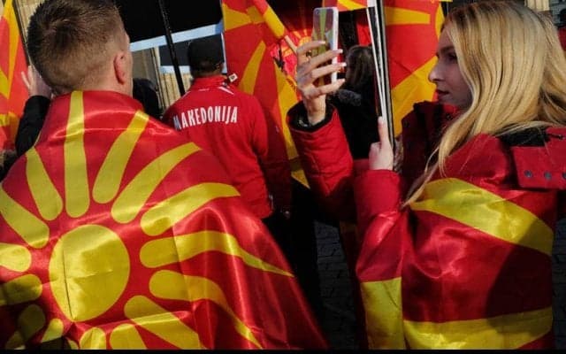 【サッカー迷珍場面】ラグビー選手が乱入!? 北マケドニアで衝撃の茶番劇、ドリブルするボールに別のボールを投げつける