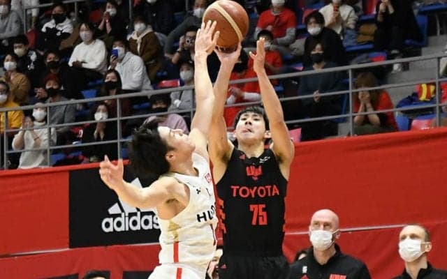 残り1秒で小酒部泰暉の4点プレーが炸裂！　アルバルク東京が大阪エヴェッサに劇的逆転勝利を収める