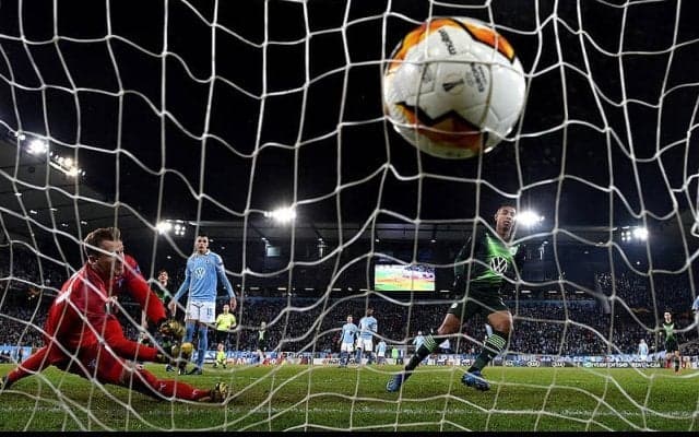 【サッカー迷珍場面】グルノーブルGKがJリーグ伝説のオウンゴールを完コピ? スローイングが直接ゴールに