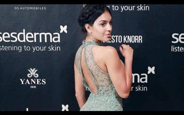 クリロナ彼女が“ドバイ”でのセクシーな水着姿を公開...“日本食”も楽しむ