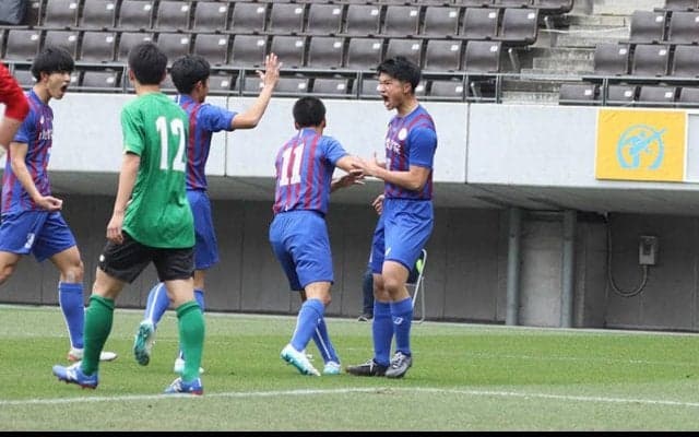 堅守披露の山梨学院が11年ぶりベスト4！ プロ内定4選手擁する昌平は猛攻も2年連続のベスト8敗退《高校サッカー》