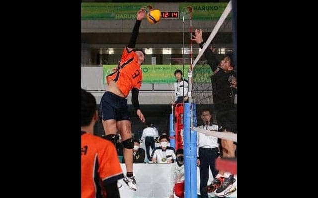 身長２１０センチの牧、ブロック上からアタック！！高松工芸が初戦突破／春高バレー