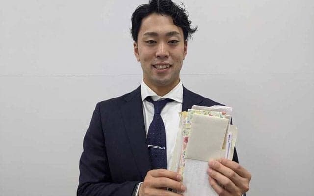 名将の達筆色紙、祖母が育てたミカン、モンチッチ…DeNA新人が入寮に持参した逸品とは？