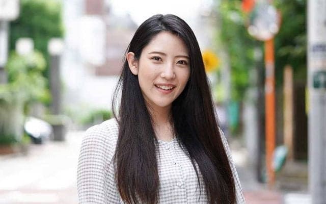 美人モデルの豪快サブマリンが「すごく良い」　椿梨央さんの下手投げにファン驚き