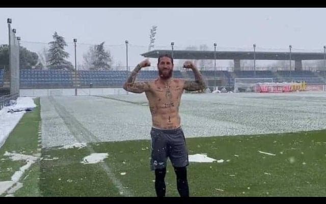 雪の中でもワイルドなラモス...“裸”でホワイト・マドリードに興奮