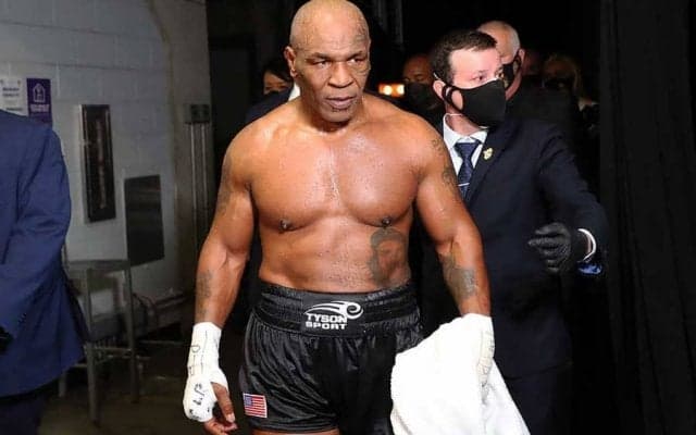 54歳タイソンが響かせる衝撃音　のけ反る左フックに反響「破壊的なハンマー…ヤバいな」