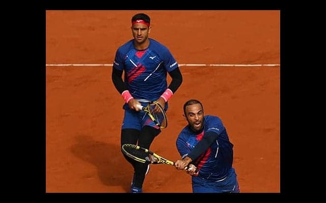  ラケット破壊の瞬間に反響 