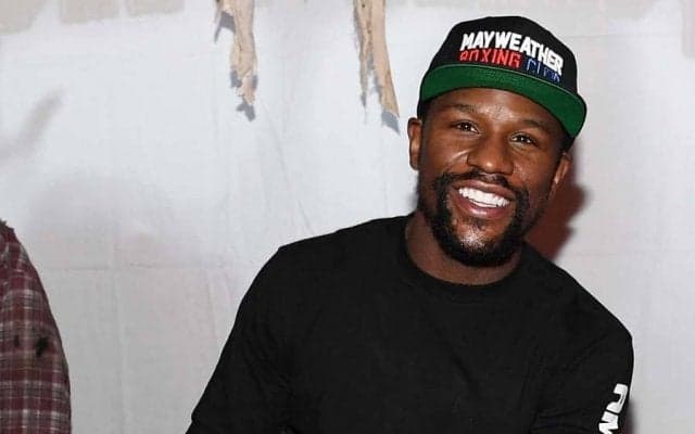 「なんでテレビ6台あるの？」　メイウェザー邸の“超金満プール”にファンもツッコミ