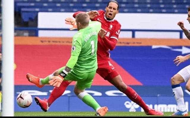 主審が判断ミスを認める、ファン・ダイクが重傷を負ったシーンは「オフサイドに気を取られすぎた」