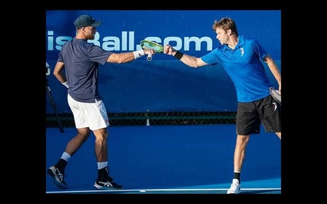  兄弟で出場の複、4強入り 