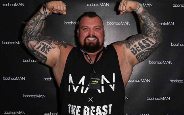 「なんという変化だ」　美女4人持ち上げる“世界最強の男”、35kg減量ボディに大反響