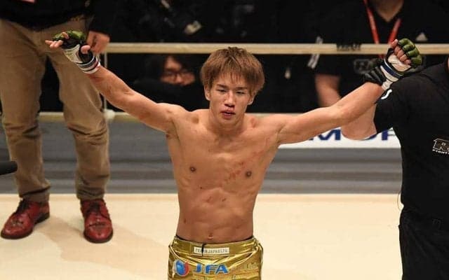 朝倉海、ギャップ満載“最強のオタクTシャツ”に反響「エモい写真」「めちゃ可愛い」