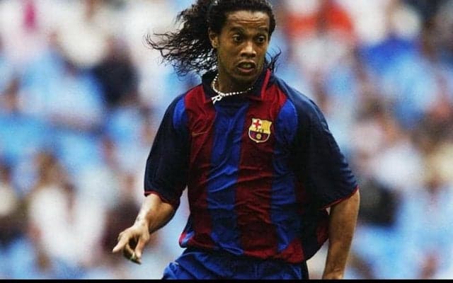 伝説の始まり！ロナウジーニョのバルサ初ゴールは、矢のようなクロスバー直撃ミドル【スーパーゴール図鑑/バルセロナ編】