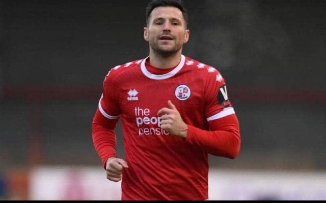 英4部クローリー、リーズ撃破の裏で33歳のTV司会者がプロデビューしていた！