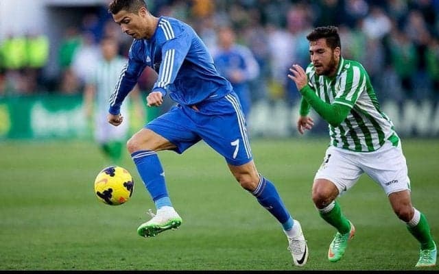 C・ロナウドが相手陣中央から放った豪快シュートにGK一歩も動けず！【スーパーゴール図鑑/レアル・マドリー編】