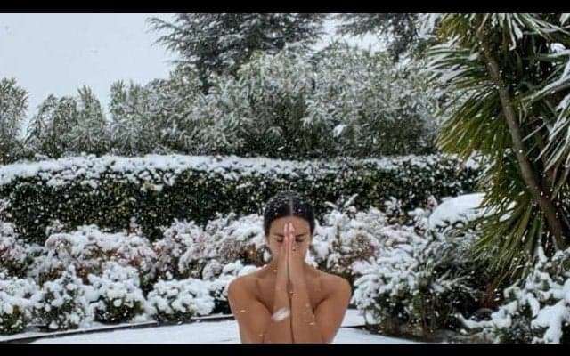 スペインで流行“雪の裸ショット”  アトレティコMFも美人彼女と共にセクシー投稿