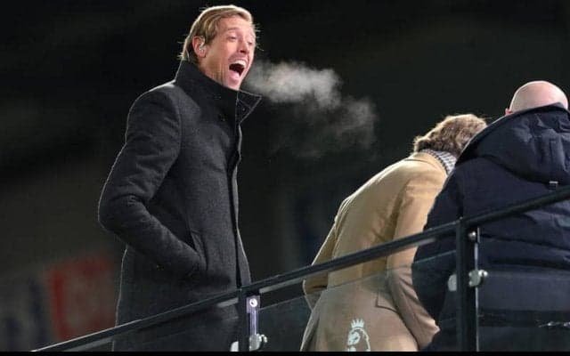 FAカップの抽選会でドロワーの大役を任された元イングランド代表クラウチ、本番でふざける