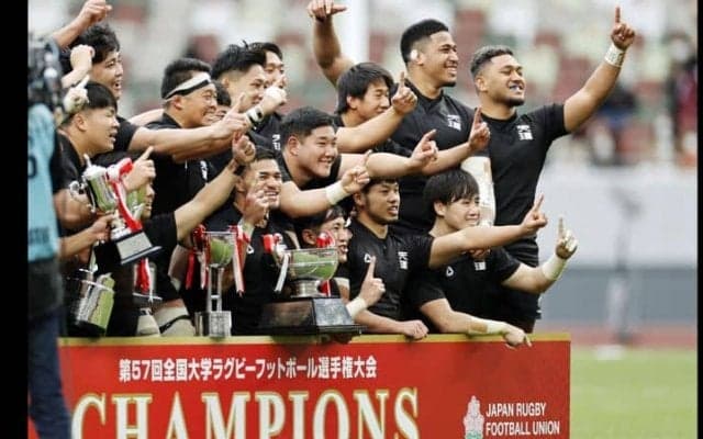 天理大ラグビー部を支えた「専務」との約束。集団コロナ感染で出遅れも、圧倒優勝できた理由とは？