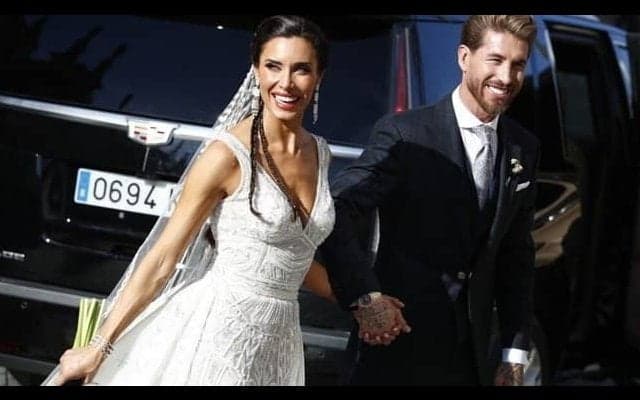 ラモスの美人妻「雪の花嫁」姿を披露...大胆なウェディングドレスが再び話題