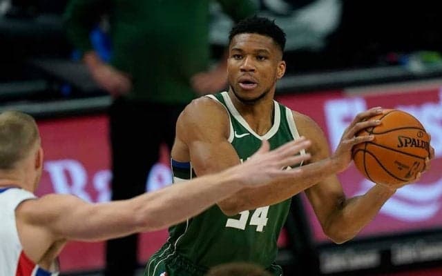 【NBA】時間が止まった!?　2年連続MVP男の規格外ダンクに米称賛「エグい」「怪物だ」