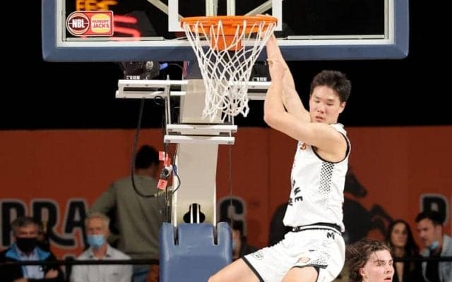 馬場雄大がNBLデビュー…得意のダンク含む10得点で勝利に貢献