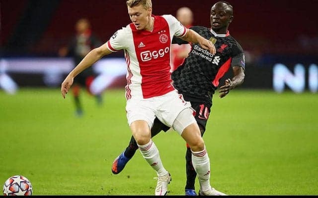 リバプール関心のアヤックス逸材CBスフールスが新契約にサイン!