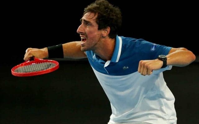 隔離選手がホテル部屋内で珍練習？チチパスからツッコミ「静かにして」