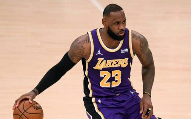 レブロンはノールックスリーを決めた際にベンチのシュルーダーと“賭け”をしていた