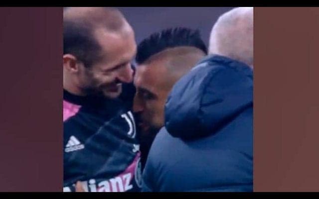 ビダル ユーヴェDFとハグの際に古巣エンブレムにキス