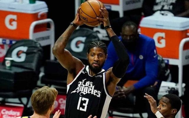 【NBA】まるで空中を「平行移動」　スター選手の豪快ダンクに米興奮「5歩進んでる」「エグい」