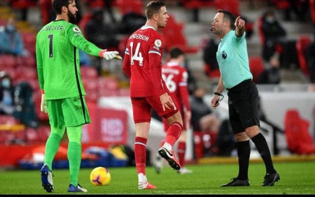 「ゴールチャンスを奪われた」レッズ主将ヘンダーソンも不満を募らせたポール・ティアニー主審が非難の的に