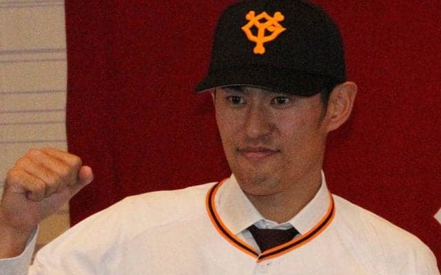 巨人・井納翔一が笑顔の始動　新天地でカメラ目線＆初ブルペン投球を披露