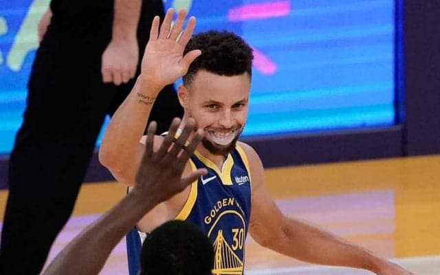 【NBA】名手カリー、視線で騙した“キレキレフェイク”に米反響「レイカーズの守備陣を破壊」