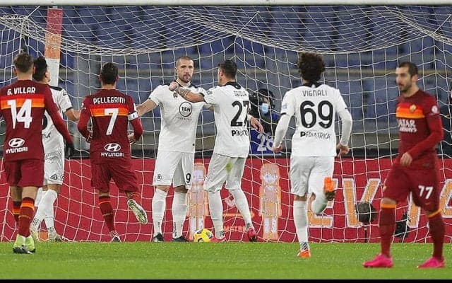 延長戦2人退場で自滅のローマを破ったスペツィアが番狂わせ起こし8強進出!《コッパ・イタリア》