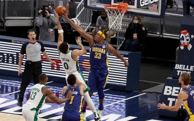 今季リーグトップのブロックショット数を記録するマイルズ・ターナーが右手を剥離骨折