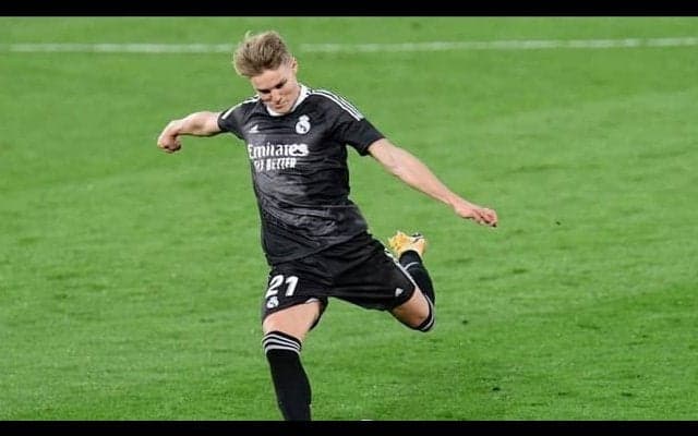 アーセナル 移籍希望のウーデゴールを狙う、台頭する20歳MFの負担軽減へ