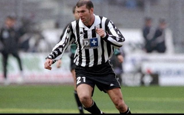 まるで優雅なダンス! フェイント1つで3人を抜くジダンのエレガントゴール【スーパーゴール図鑑/ユベントス編】